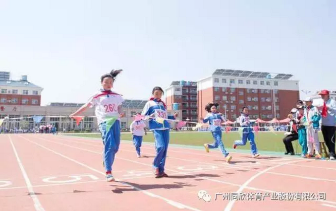 一個(gè)操場(chǎng)就是一個(gè)樂(lè)園